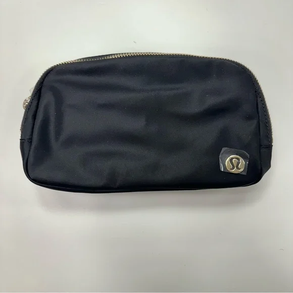 Rare LuluLemon Belt Bag - Picture 4 of 7